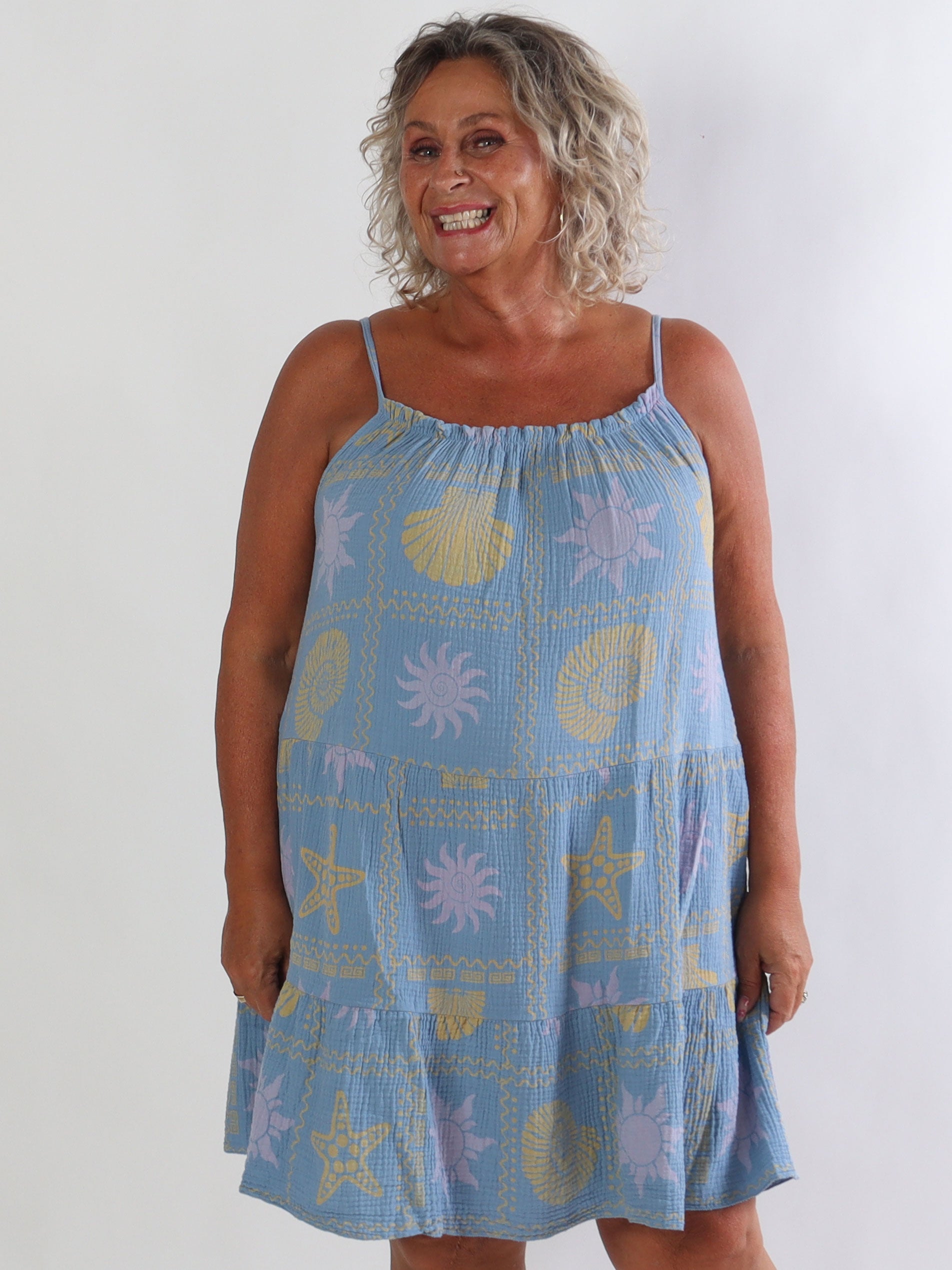 Jill Summer - Plus size stropkjole i blød og luftig musselin med fine sommermotiver